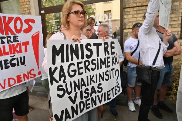 Надпись на плакате: &quot;Министр, что будем пить, когда уничтожим все водоисточники?&quot; - Sputnik Литва