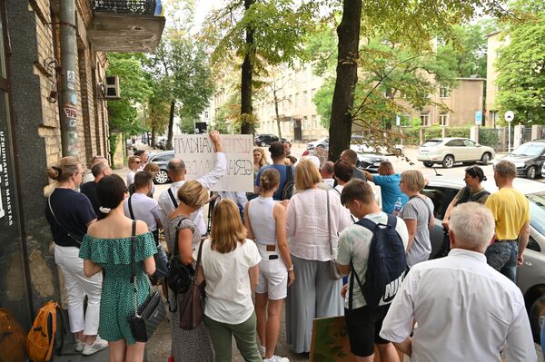 В понедельник сообщество деревни Пагиряй &quot;Медейна&quot; организовало пикет возле здания Министерства окружающей среды. - Sputnik Литва