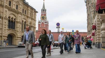 Прохожие на улице Ильинка в Москве, архивное фото