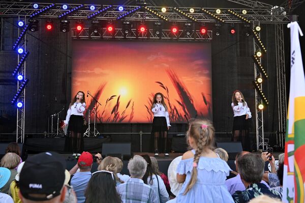 На фото: концерт открытия  юбилейного фестиваля на Кафедральной площади. - Sputnik Литва