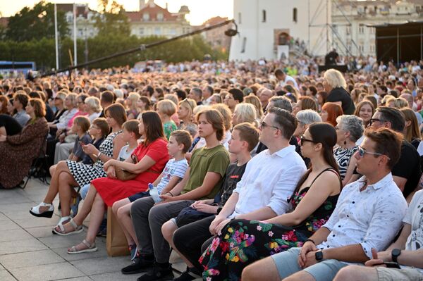 На праздничный концерт пришло посмотреть большое количество зрителей. - Sputnik Литва