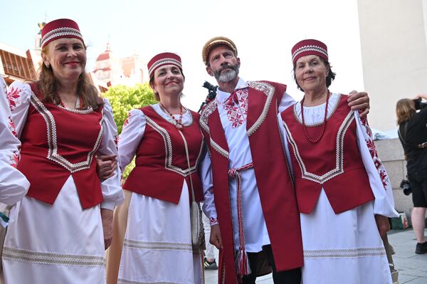 На фото: представители из Латвии приехали на праздничные концерты фестиваля. - Sputnik Литва
