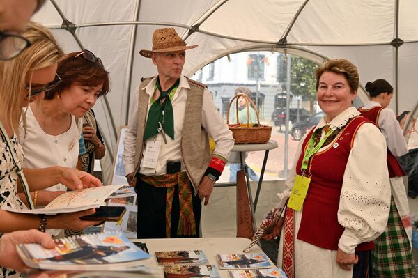На фестивале также прошли презентации ремесел, кулинарного наследия и других традиций. - Sputnik Литва