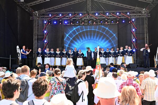 Всего в праздничной программе участвуют несколько тысяч исполнителей, включая народные ансамбли и оркестры. - Sputnik Литва