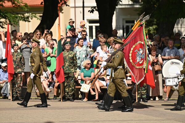 По традиции, каждый год в полдень на площади Даукантаса, перед президентским дворцом, поднимаются национальные флаги. - Sputnik Литва