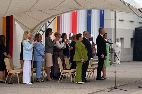 На церемонию пришли первые лица государства и высокопоставленные чиновники. - Sputnik Литва