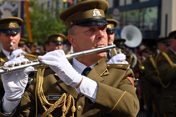 На фото: военный оркестр на шествии &quot;Праздника песен&quot; в Вильнюсе. - Sputnik Литва