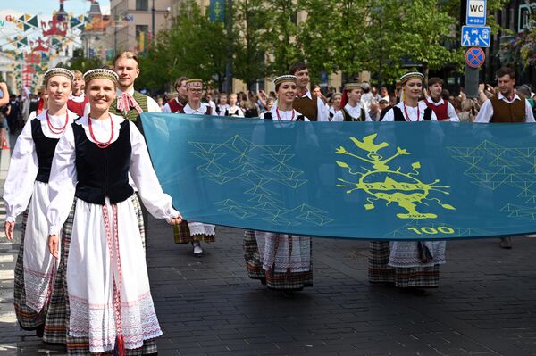 На ленте, посвященной столетнему &quot;Празднику песен&quot;, доминирует зеленый цвет, что отражает название праздника &quot;Чтобы пуща зеленела&quot; (Kad giria žaliuotų). - Sputnik Литва
