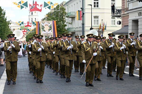 В шествии принял участие и военный оркестр. - Sputnik Литва