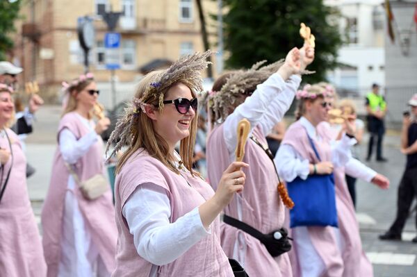 Во время шествия участники играли на музыкальных инструментах, танцевали. - Sputnik Литва