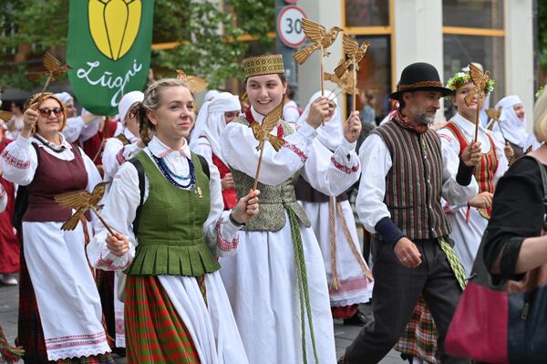 Участники шествия были одеты в национальные костюмы, несли атрибутику, представляющую регионы, города Литвы и даже страны, поскольку в фестивале принимают участие литовцы со всего мира. - Sputnik Литва