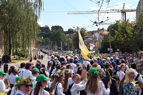 В Национальном музее Литвы отметили, что лента является важным символом связи всех людей на &quot;Празднике песен&quot;, потому что здесь участвуют все самоуправления республики. - Sputnik Литва