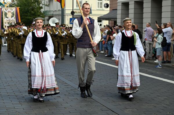 Традиционно участники шествия пронесли семиметровую ленту, которую специально для праздника соткали в реставрационно-текстильных мастерских Национального музея Литвы. - Sputnik Литва