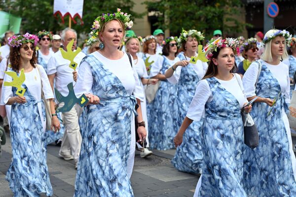 По данным организаторов &quot;Праздника песен&quot;, всего в фестивале в этом году приняли участие 37 тысяч исполнителей. Они танцевали, пели и выступали на 14 мероприятиях. - Sputnik Литва