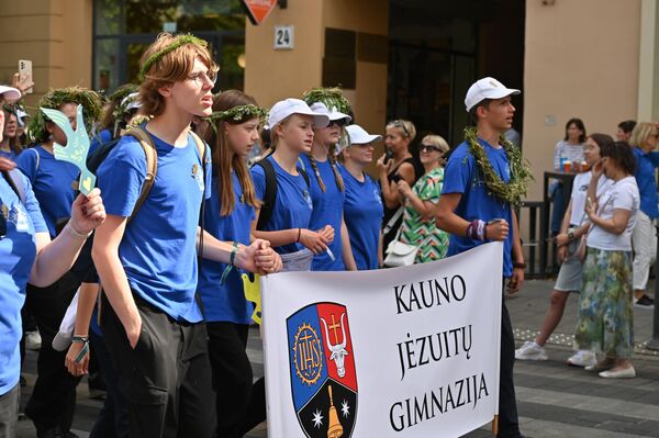 На фото: представители Каунасской иезуитской гимназии на шествии &quot;Праздника песен&quot; в Вильнюсе. - Sputnik Литва