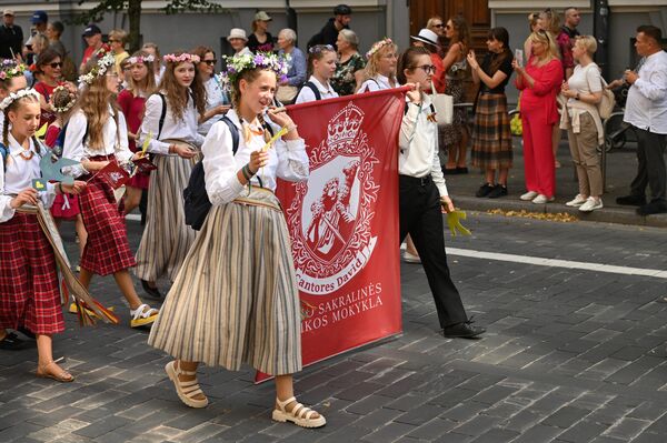 С Кафедральной площади столицы около 40 тысяч человек направились в сторону парка Вингис, где состоялся заключительный праздничный концерт. - Sputnik Литва