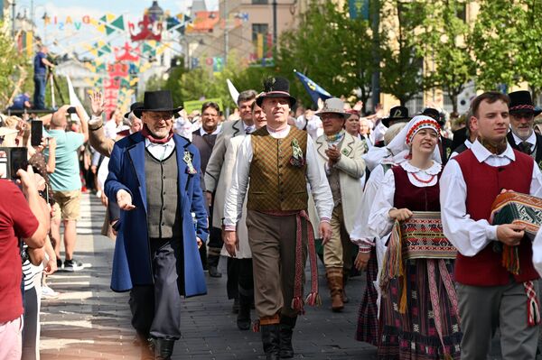 По словам организаторов, концерт подвел итоги всего юбилейного, столетнего &quot;Праздника песен&quot;. Век — это и исторический период, и нескончаемая песня, и история нашего государства и культуры, подчеркнули организаторы. - Sputnik Литва