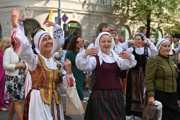 Ровно в 21:00 в Литве и во всем мире состоялось одновременное исполнение государственного гимна Литвы. Президент Гитанас Науседа и первая леди Диана Науседене исполняли гимн, среди хористов. С этого же места Науседа пожелал всем жителям страны своими мыслями и голосами восхвалять Литву — страну красивых, благородных и смелых людей. - Sputnik Литва