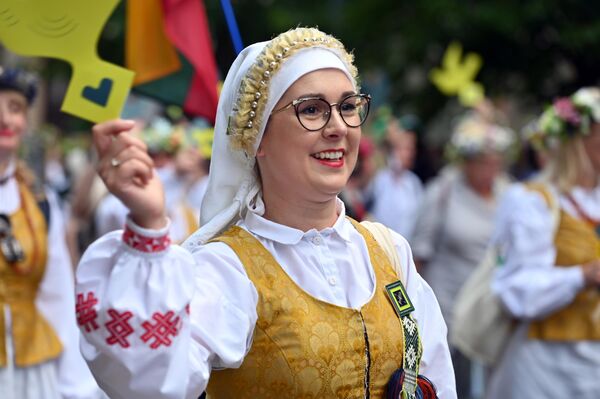 В парке на концерт собрались не только тысячи участников, но и зрители, приехавшие со всего мира. - Sputnik Литва