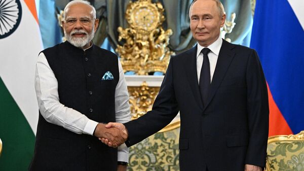 Президент РФ Владимир Путин и премьер-министр Индии Нарендра Моди (слева) во время встречи. - Sputnik Литва