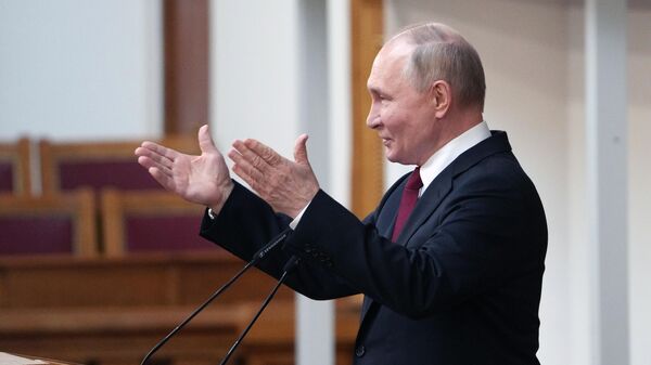 Президент РФ Владимир Путин выступает на пленарном заседании X Парламентского форума БРИКС. - Sputnik Литва