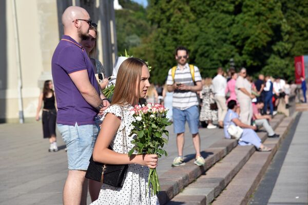 У выпускников польских школ есть традиция танцевать полонез на Кафедральной площади Вильнюса в июле. - Sputnik Литва