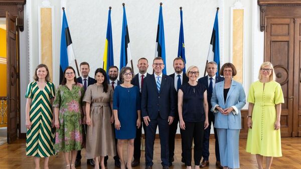 Правительство Эстонии во главе с премьер-министром Кристеном Михалом (в центре) - Sputnik Литва