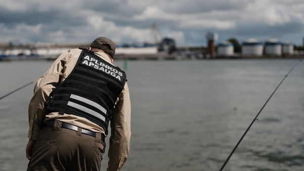 Сотрудник Департамента охраны окружающей среды  Литвы проверяет рыбаков, архивное фото - Sputnik Литва