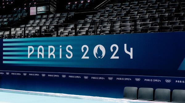 Логотип Олимпиады-2024 на стадионе в Париже - Sputnik Литва
