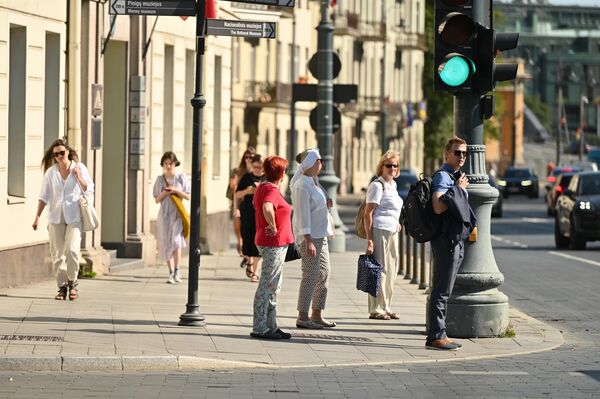 Пока погода не ухудшилась, жители и гости столицы стараются больше времени проводить на свежем воздухе. - Sputnik Литва