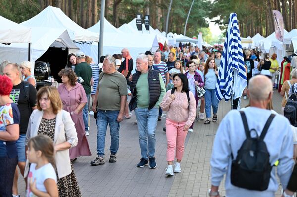 В честь праздника по главным улицам городка растянулась большая ярмарка, на которой были представлены товары, связанные с морем и рыбным промыслом, а также просто отражающие местный колорит. - Sputnik Литва