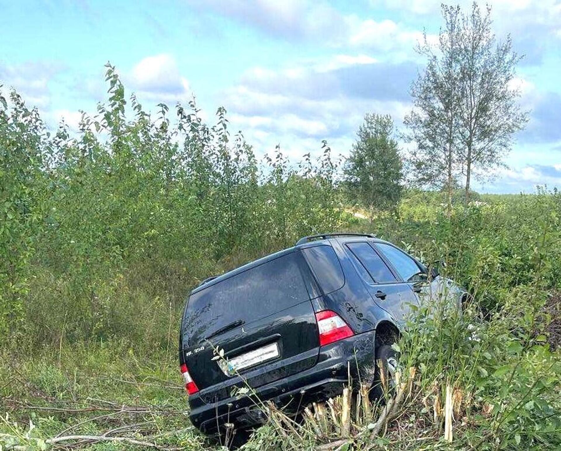 Внедорожник Mercedes-Benz ML, который съехал в кювет - Sputnik Литва, 1920, 05.08.2024