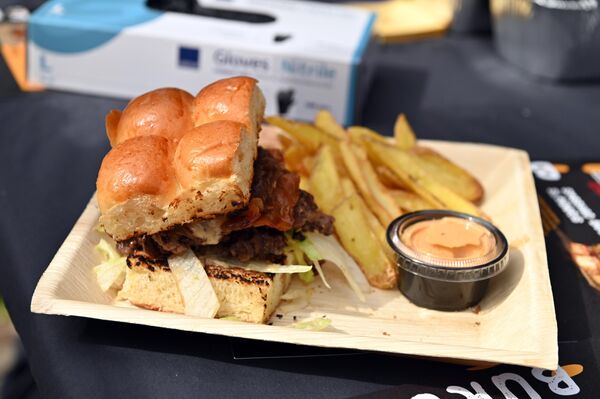 На фото: один из сетов фестиваля Burger Fest. - Sputnik Литва