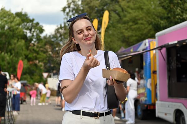 На фото: гостья фестиваля Burger Fest. - Sputnik Литва