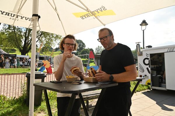 На фото: гости фестиваля Burger Fest. - Sputnik Литва