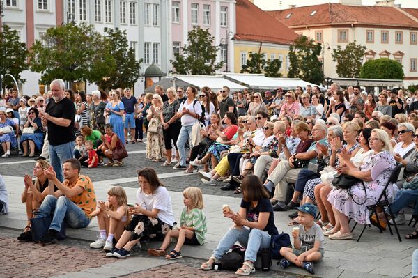 В рамках фестиваля все лето каждый четверг в 19:00 проходят концерты, на которых звучат классические мелодии, интерпретации труб и барабанов, выступления исполнителей рок- и фолк-музыки, яркие произведения композиторов разных культур и стран. - Sputnik Литва