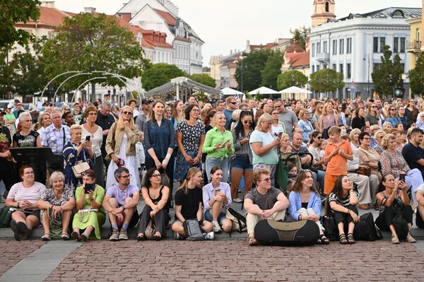 Фестиваль Rotušės kolonada стал летней традицией, наполняющей Старый город столицы живой музыкой и позитивными эмоциями. - Sputnik Литва