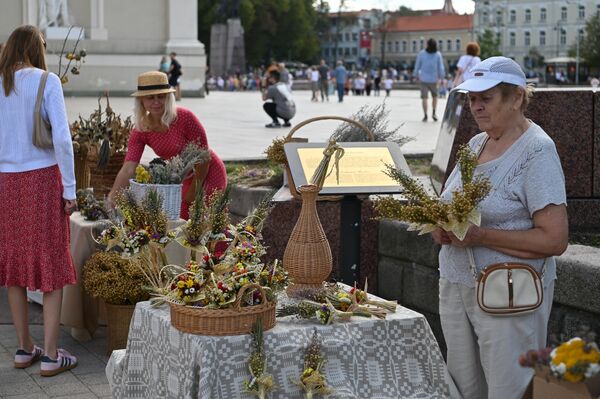 Освященные в храме букетики из трав потом дома прячут за святыми образами. Считается, что они оберегают от болезней, пожара, голода и других бедствий. - Sputnik Литва