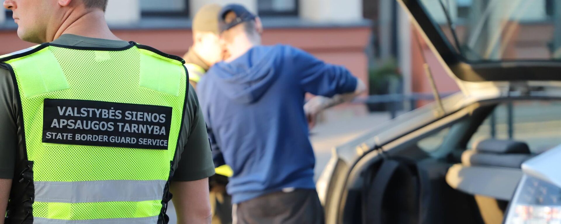 Литовская пограничная служба проверяет документы у водителя, архивное фото - Sputnik Литва, 1920, 22.09.2025