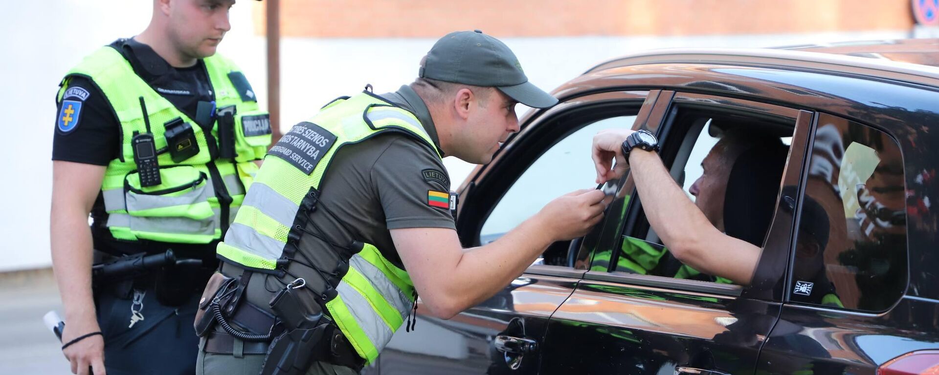 Литовская пограничная служба проверяет документы, архивное фото - Sputnik Литва, 1920, 10.08.2025