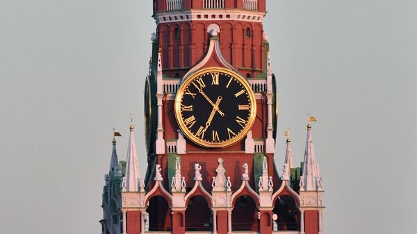 Часы на Спасской башне Московского Кремля, архивное фото - Sputnik Литва