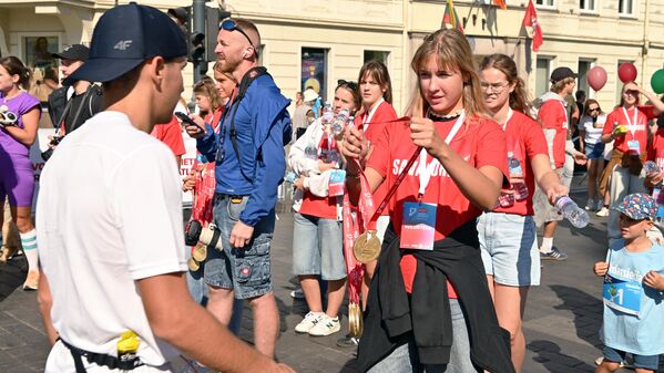 В соревнованиях на полумарафонской дистанции решили принять участие почти три тысячи бегунов — такого количества участников литовская столица не видела уже 21 год. - Sputnik Литва