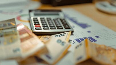 Калькулятор и купюры евро, архивное фото