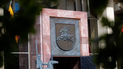 Герб Литвы на входе в здание Сейма, архивное фото