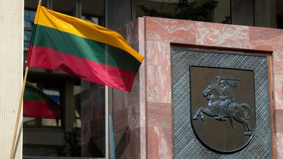 Герб и флаг Литвы на входе в здание Сейма, архивное фото