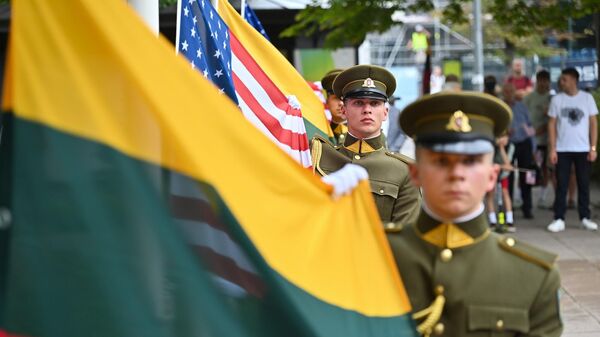 Солдаты несут флаги США и Литвы, архивное фото - Sputnik Литва
