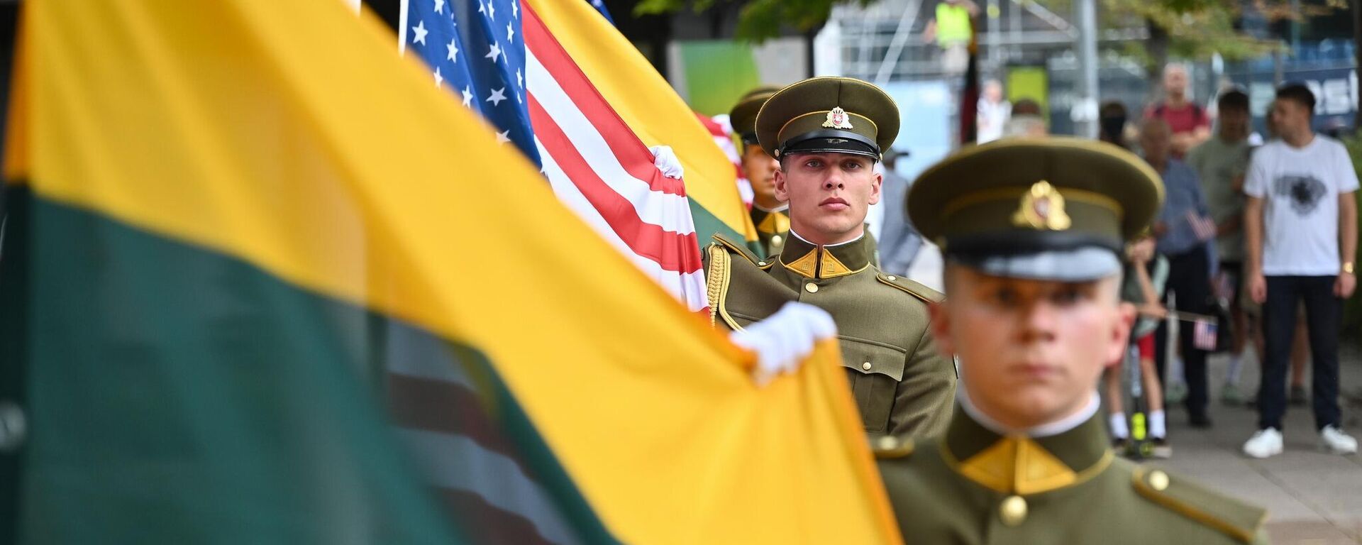 Солдаты несут флаги США и Литвы, архивное фото - Sputnik Литва, 1920, 12.08.2025