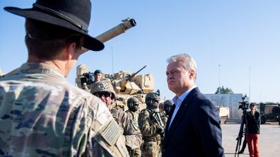 Президент Литвы Гитанас Науседа в окружении американских военнослужащих
