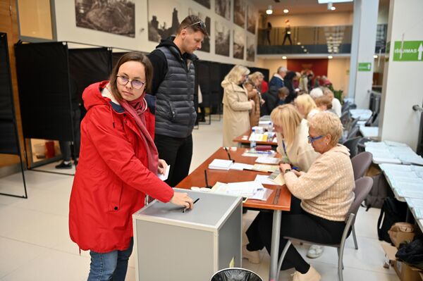 Для сравнения, в досрочном голосовании на парламентских выборах 2020 года участвовали 74,5 тысячи человек или 3,09 процента избирателей. - Sputnik Литва