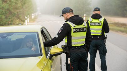 Литовский полицейский проверяет документы у водителя, архивное фото
